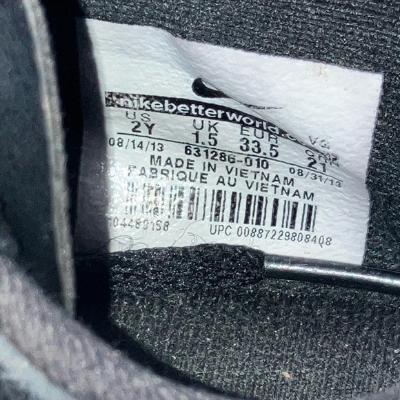 Nike boys/ girls Tiempo soccer Cleats - some STAINS but good condition - Picture 7 of 16